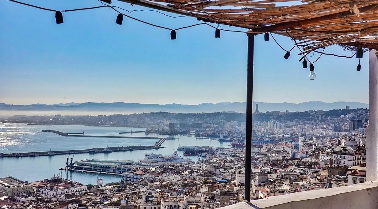 Vue sur la baie et le port d’Alger depuis une terrasse de la Casbah, Algérie
