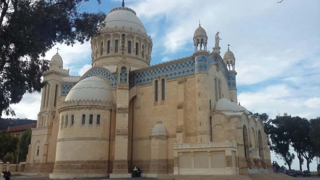 Basilique Notre-Dame d'Afrique face à la mer, Alger, Algérie