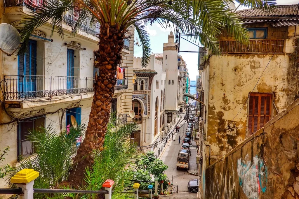 Rue animée d'Alger, Algérie