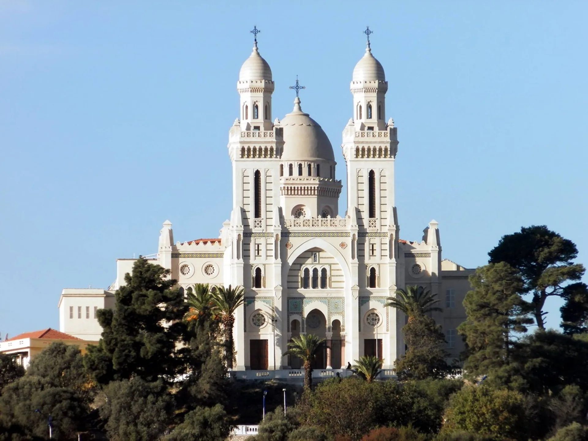 Basilique Saint-Augustin dominant Annaba, Algérie