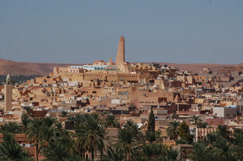 Vue sur Ghardaïa et sa mosquée, Algérie