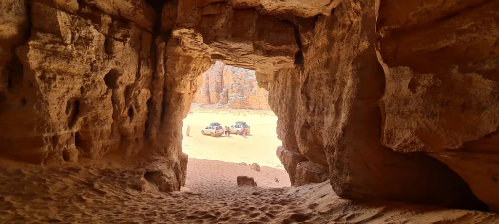 Véhicules 4x4 dans les dunes près de Djanet, Sahara algérien
