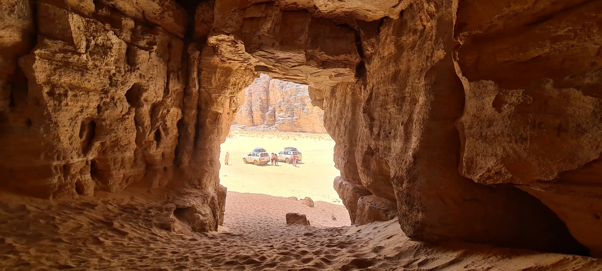 Véhicules 4x4 dans les dunes près de Djanet, Sahara algérien