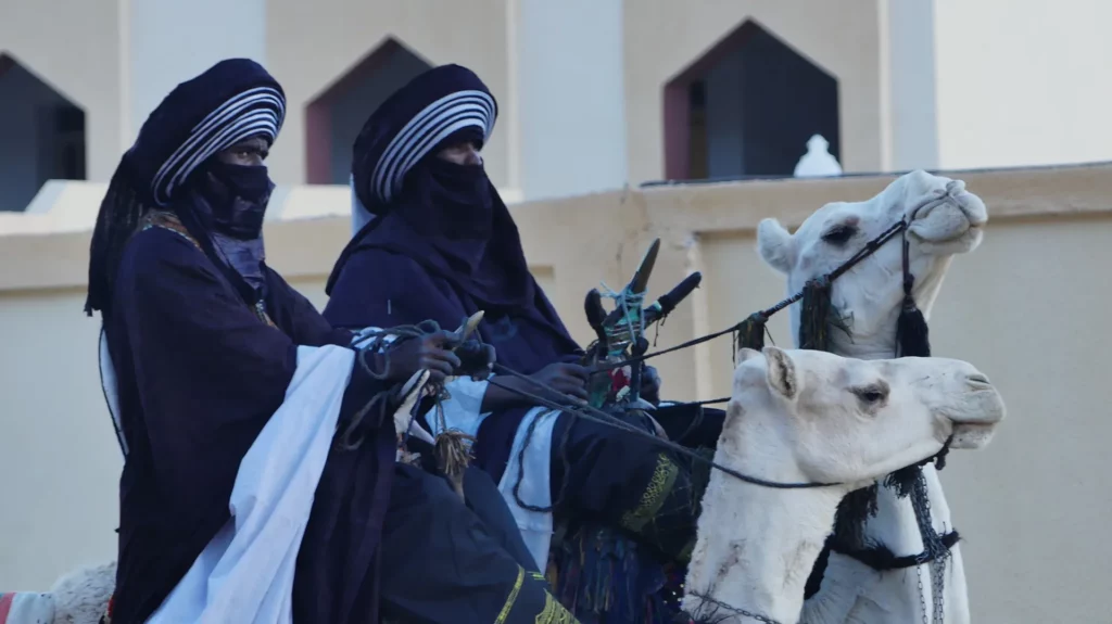 Touaregs et dromadaires à Djanet, Algérie