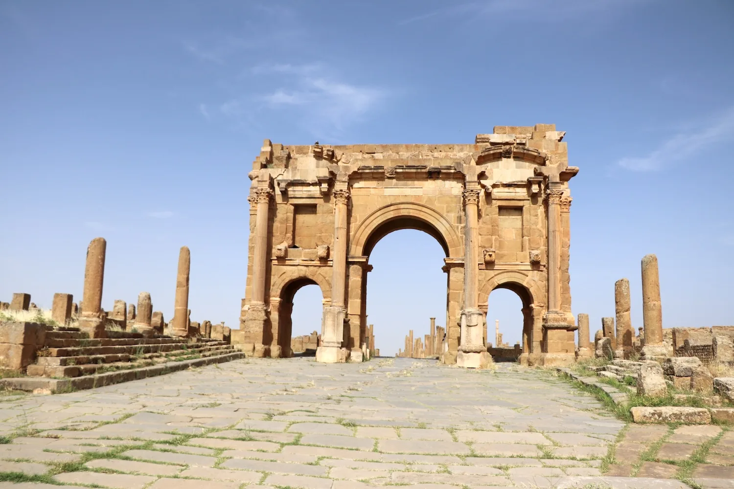L'arc de Trajan, entrée monumentale de Timgad, Algérie