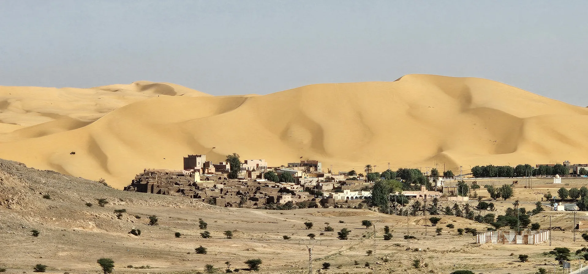 Oasis de Taghit au pied des dunes, Algérie